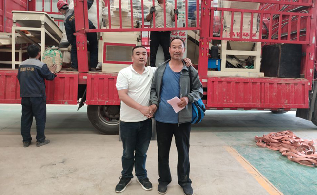 銅米機車間內現(xiàn)場合影留念 銅米機車間內現(xiàn)場合影留念